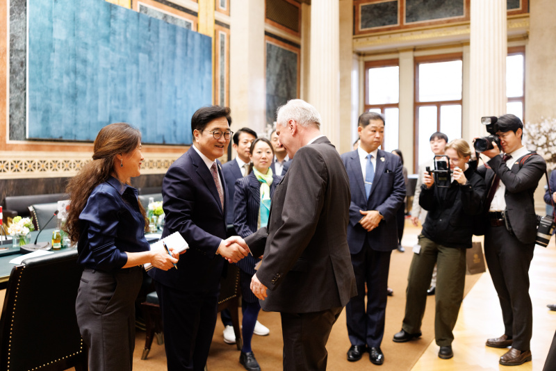 Begrüßung. Von links: Präsident der Nationalversammlung der Republik Korea Won-shik Woo, Nationalratspräsident Wlter Rosenkranz (FPÖ)