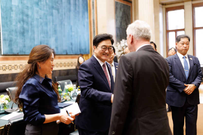 Begrüßung. Von links: Präsident der Nationalversammlung der Republik Korea Won-shik Woo, Nationalratspräsident Wlter Rosenkranz (FPÖ)