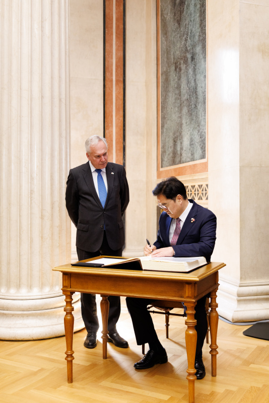 Gästebucheintrag. Von links: Nationalratspräsident Wlter Rosenkranz (FPÖ), Präsident der Nationalversammlung der Republik Korea Won-shik Woo
