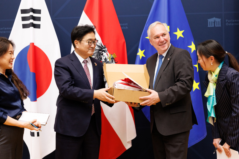Geschenkübergabe. Von links: Präsident der Nationalversammlung der Republik Korea Won-shik Woo, Nationalratspräsident Wlter Rosenkranz (FPÖ)