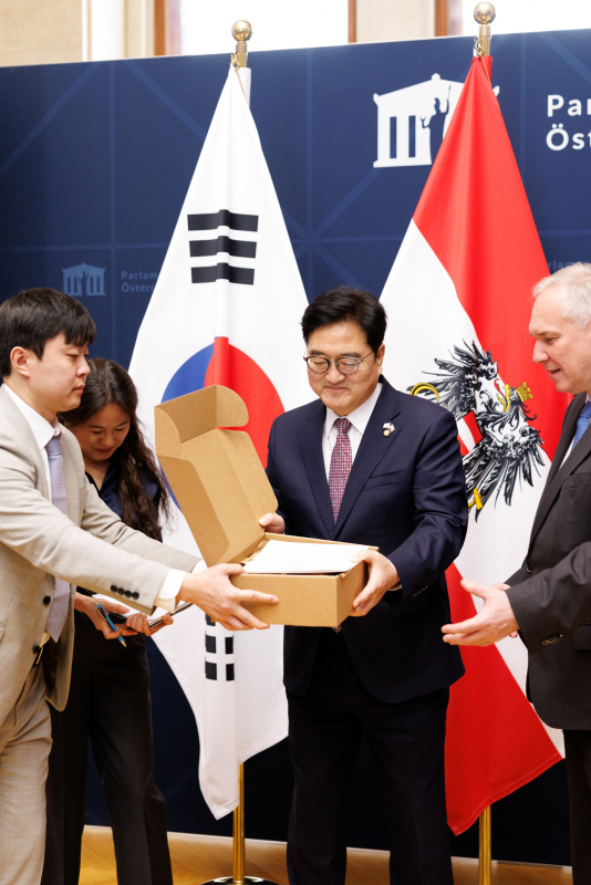 Geschenkübergabe. Von links: Präsident der Nationalversammlung der Republik Korea Won-shik Woo, Nationalratspräsident Wlter Rosenkranz (FPÖ)