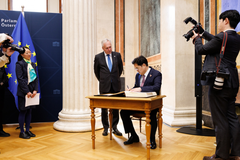 Gästebucheintrag. Von links: Nationalratspräsident Wlter Rosenkranz (FPÖ), Präsident der Nationalversammlung der Republik Korea Won-shik Woo