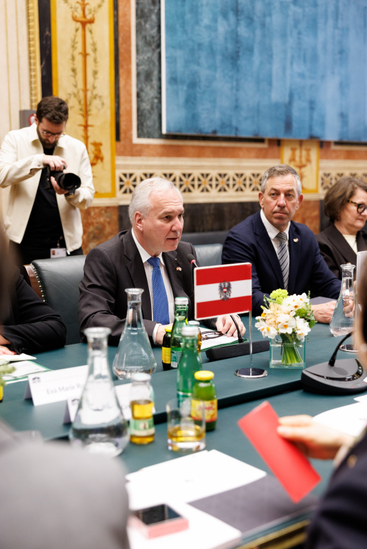 Aussprache. Österreichische Delegation unter Leitung von Nationalratspräsident Walter Rosenkranz (FPÖ) (links)