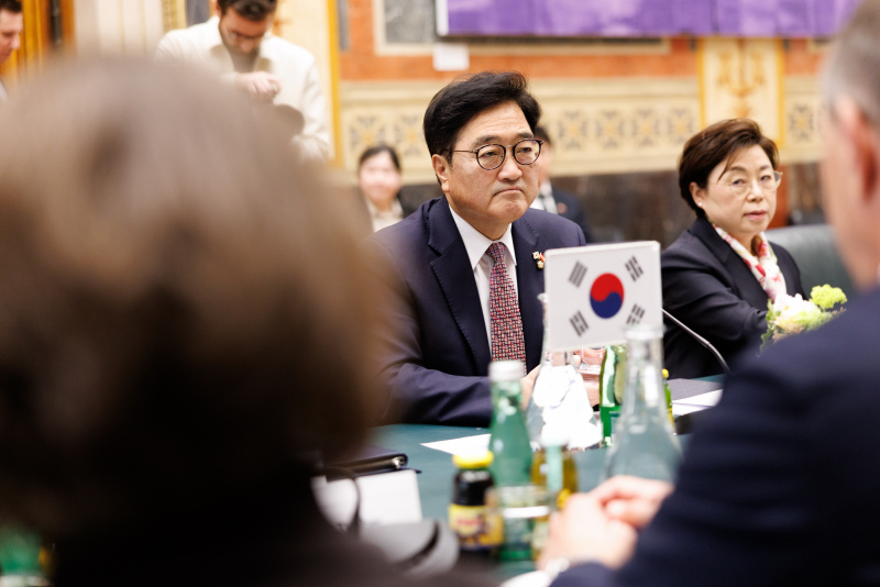 Aussprache. Delegation der Republik Korea unter der Leitung des Präsidenten der Nationalversammlung der Republik Korea Won-shik Woo