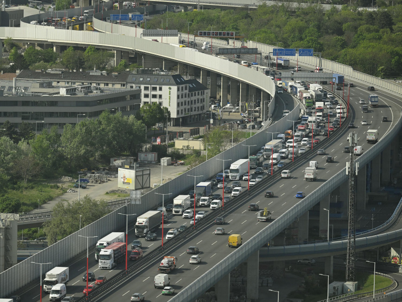 Blick auf die Autobahn - Stau   