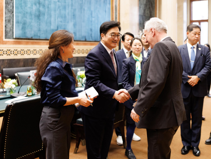 Begrüßung. Von links: Präsident der Nationalversammlung der Republik Korea Won-shik Woo, Nationalratspräsident Walter Rosenkranz (FPÖ)