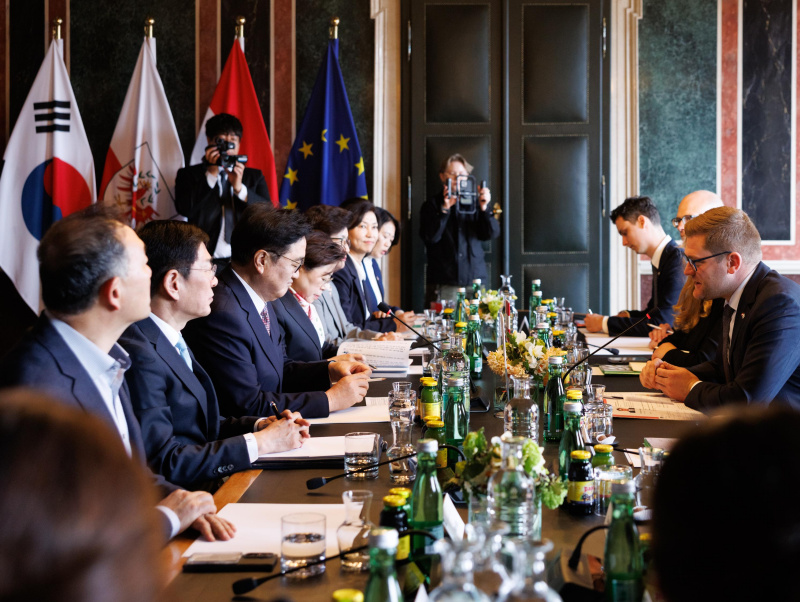 Aussprache. Linke Tischhälfte: Delegation der Republik Korea unter der Leitung des Präsidenten der Nationalversammlung der Republik Korea Won-shik Woo (3. von links). Rechte Tischhälfte: Österreichische Delegation unter Leitung von Bundesratspräsident Markus Stotter (ÖVP) (2. von rechts)