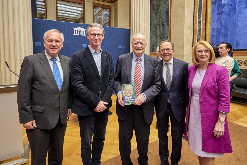 Von links: Nationalratspräsident Walter Rosenkranz (FPÖ), Autor Martin Kolozs, Nationalratspräsident a. D. Andreas Khol, Zweiter Nationalratspräsident Peter Haubner (ÖVP), Dritte Nationalratspräsidentin Doris Bures (SPÖ)
