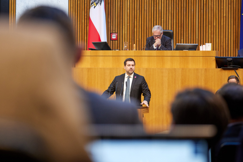 Am Rednerpult: Nationalratsabgeordneter Michael Bernhard (NEOS)