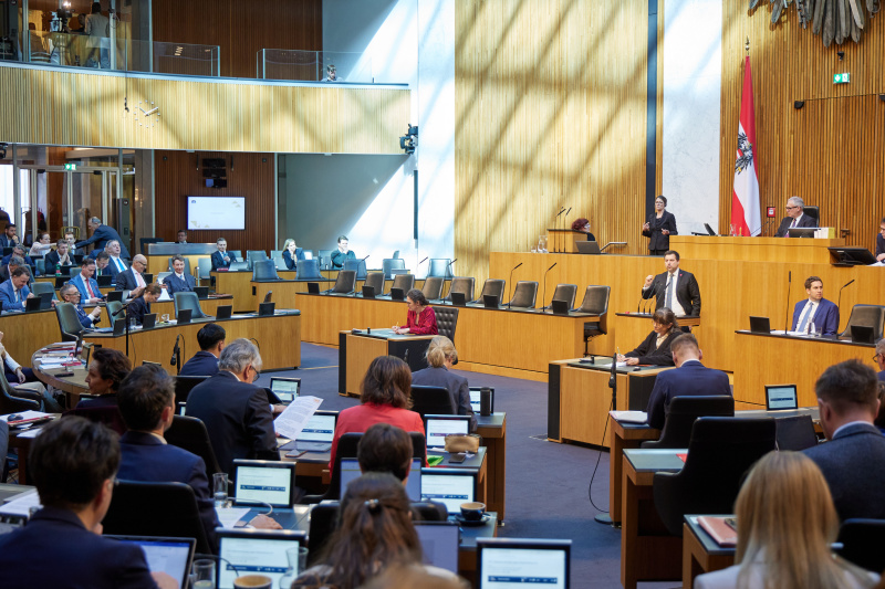 Am Rednerpult: Nationalratsabgeordneter Michael Bernhard (NEOS)