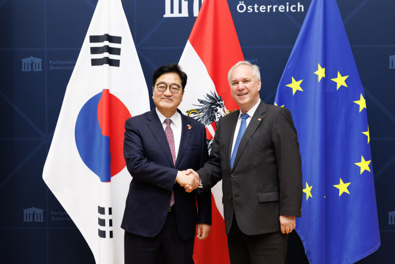 Fahnenfoto. Von links: Präsident der Nationalversammlung der Republik Korea Woo Won-shik, Nationalratspräsident Walter Rosenkranz (FPÖ)