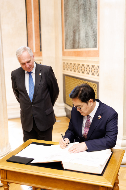 Gästebucheintrag. Von links: Nationalratspräsident Walter Rosenkranz (FPÖ), Präsident der Nationalversammlung der Republik Korea Woo Won-shik