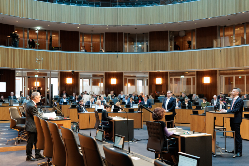 Am Wort: Finanzminister Markus Marterbauer (SPÖ). Blick ins Plenum