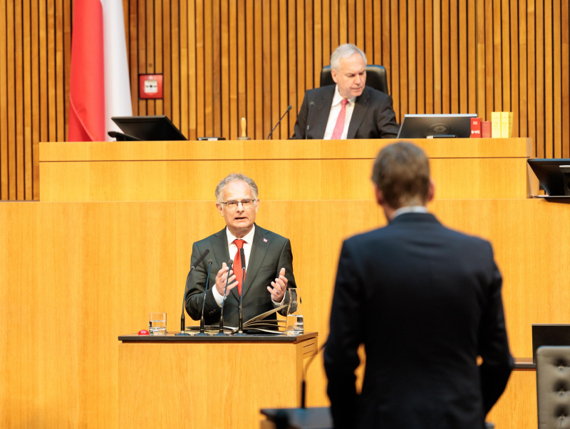 Am Wort: Finanzminister Markus Marterbauer (SPÖ) in der Fragestunde
