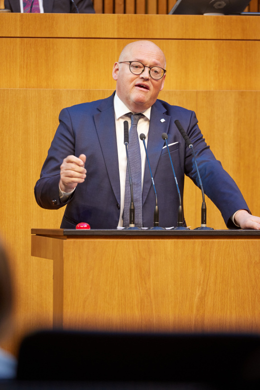 Am Rednerpult: Nationalratsabgeordneter Laurenz Pöttinger (ÖVP)