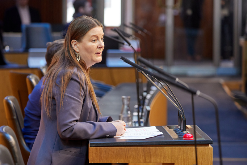 Am Rednerinnenpult: Nationalratsabgeordnete Karin Doppelbauer (NEOS)
