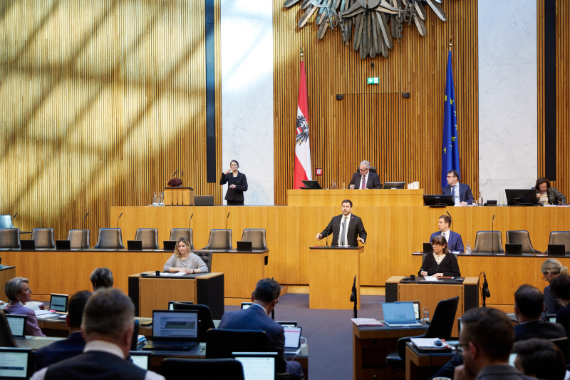 Am Rednerpult: Nationalratsabgeordneter Michael Bernhard (NEOS)