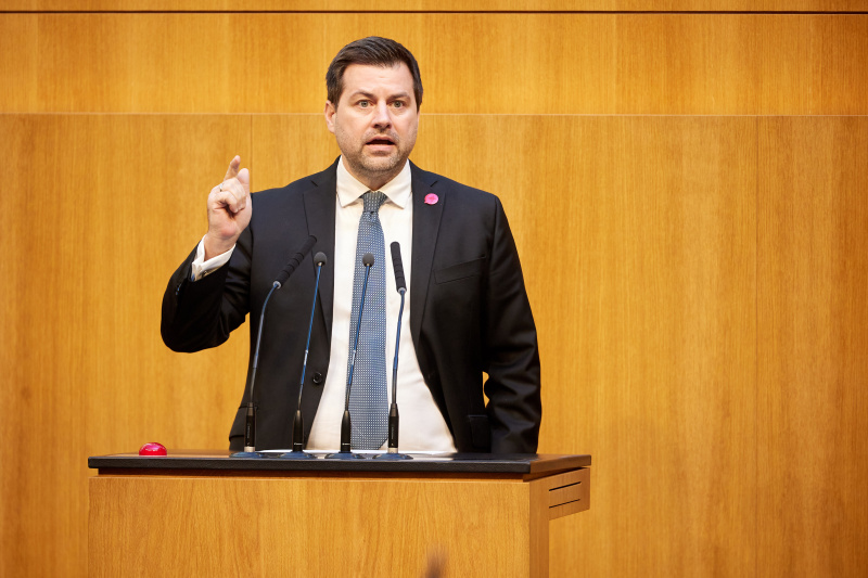 Am Rednerpult: Nationalratsabgeordneter Michael Bernhard (NEOS)