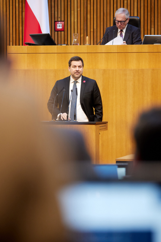 Am Rednerpult: Nationalratsabgeordneter Michael Bernhard (NEOS)