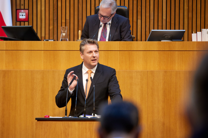 Am Rednerpult: Nationalratsabgeordneter Markus Tschank (FPÖ)