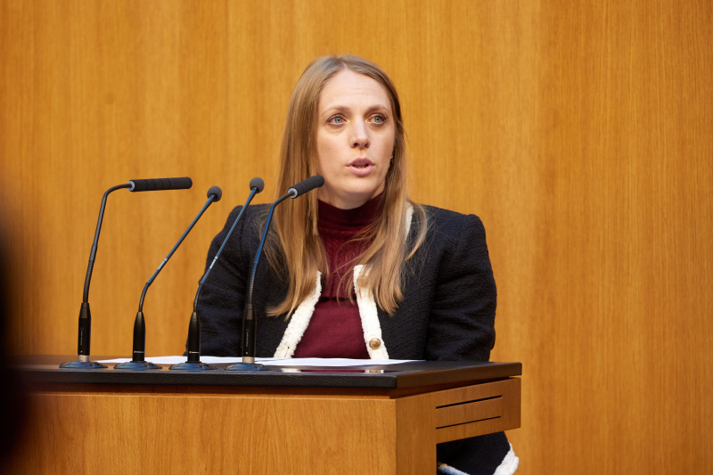 Am Rednerinnenpult: Nationalratsabgeordnete Kira Grünberg (ÖVP)