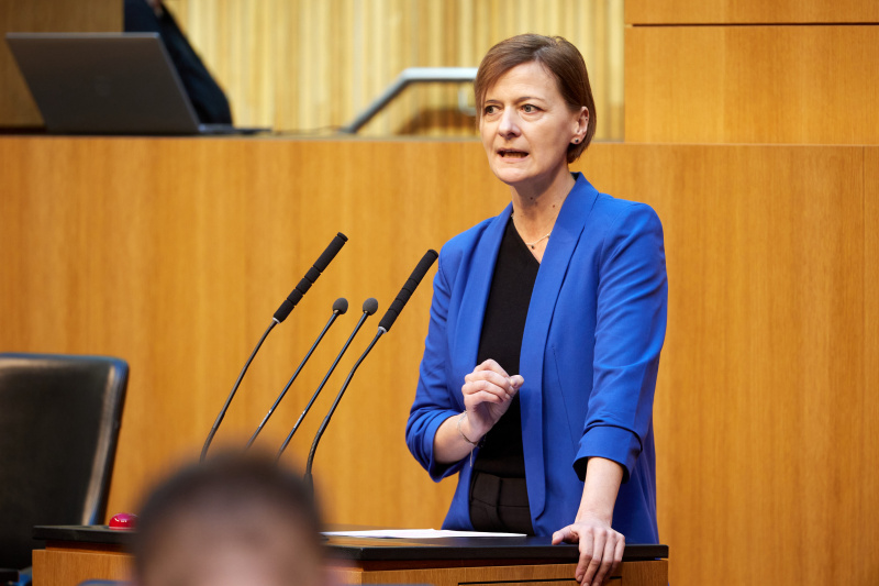 Am Rednerinnenpult: Nationalratsabgeordnete Sabine Schatz (SPÖ)