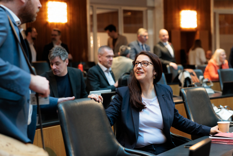 Eindrücke vor Beginn der Sitzung. Nationalratsabegordnete Muna Duzdar (SPÖ) im Gespräch