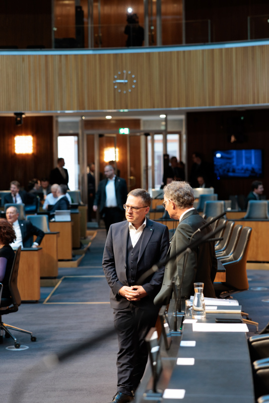 Eindrücke vor der Sitzung. Klubobmann August Wöginger (ÖVP) im Gespräch mit Finanzminister Markus Marterbauer (SPÖ)