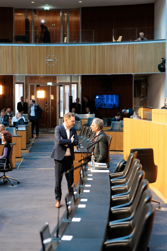 Eindrücke vor der Sitzung. Klubobmann Philip Kucher (SPÖ) im Gespräch mit Finanzminister Markus Marterbauer (SPÖ)