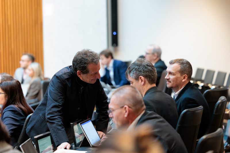 Blick ins Plenum. Nationalratsabgeordneter Christian Oxonitsch (SPÖ) im Gespräch