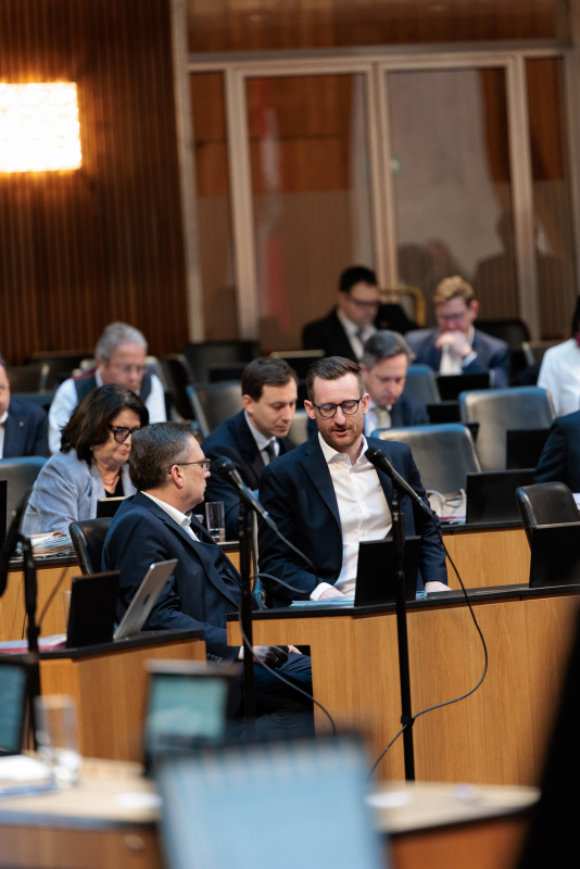 Blick ins Plenum. Klubobmann August Wöginger (ÖVP) im Gespräch mit Nationalratsabgeordnetem Johannes Gasser (NEOS)