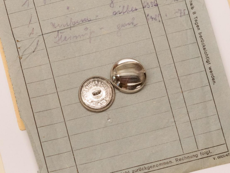 Skizzen der Dienstkleidung der Parlamentsbediensteten in der ersten Hälfte des 20. Jahrhunderts