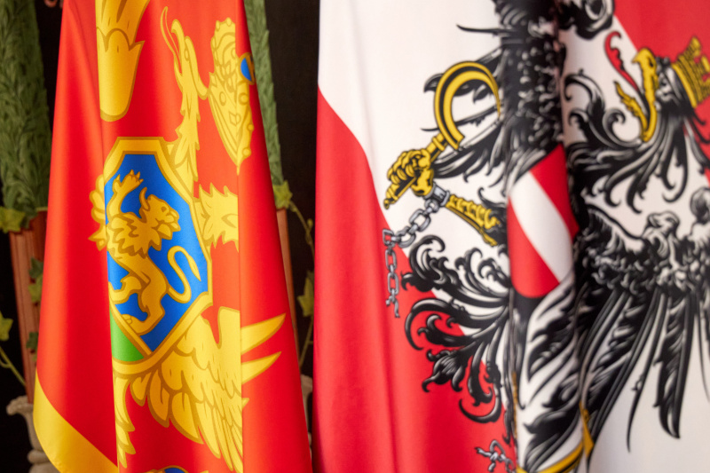 Von links: Fahne von Montengro, Fahne von Österreich