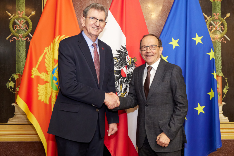 Fahnenfoto. Von links: Vizepräsident des Parlaments von Montenegro Nikolla Camaj, Zweiter Nationalratspräsident Peter Haubner (ÖVP)
