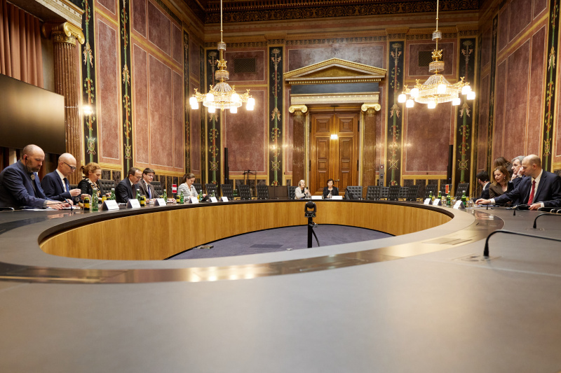 Arbeitsgespräch. Linke Tischhälfte: Österreichische Delegation unter der Leitung des Zweiten Nationalratspräsidenten Peter Haubner (ÖVP) (4. von links). Rechte Tischhälfte: Delegation aus Montenegro unter der Leitung des Vizepräsidenten des Parlaments von Montenegro Nikolla Camaj (2. von rechts)