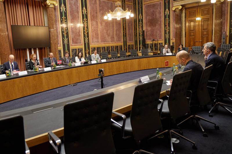 Arbeitsgespräch. Linke Tischhälfte: Österreichische Delegation unter der Leitung des Zweiten Nationalratspräsidenten Peter Haubner (ÖVP) (3. von links). Rechte Tischhälfte: Delegation aus Montenegro unter der Leitung des Vizepräsidenten des Parlaments von Montenegro Nikolla Camaj (2. von rechts)