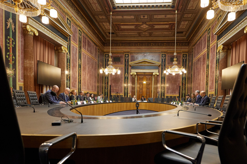 Arbeitsgespräch. Linke Tischhälfte: Österreichische Delegation unter der Leitung des Zweiten Nationalratspräsidenten Peter Haubner (ÖVP) (4. von links). Rechte Tischhälfte: Delegation aus Montenegro unter der Leitung des Vizepräsidenten des Parlaments von Montenegro Nikolla Camaj (2. von rechts)