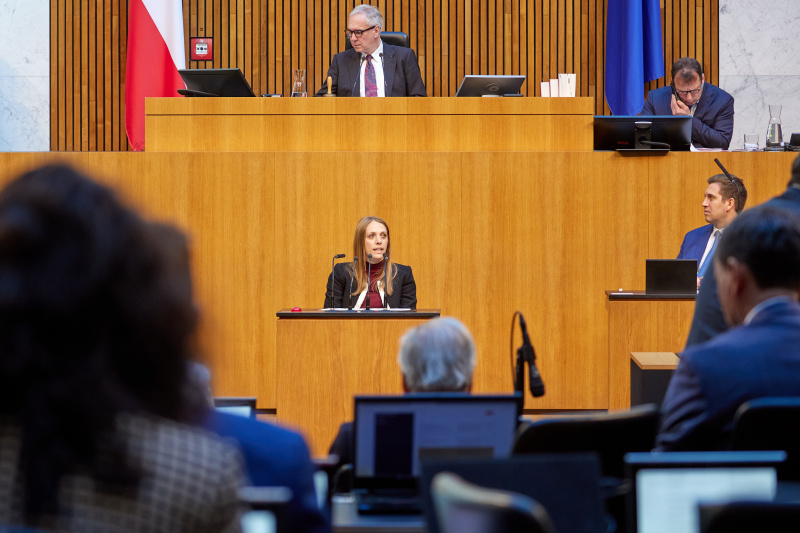 Am Rednerinnenpult: Nationalratsabgeordnete Kira Grünberg (ÖVP)