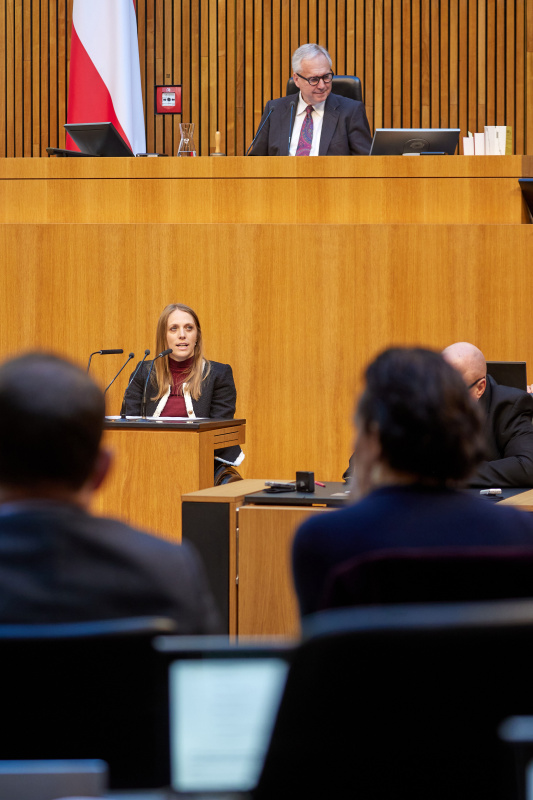 Am Rednerinnenpult: Nationalratsabgeordnete Kira Grünberg (ÖVP)