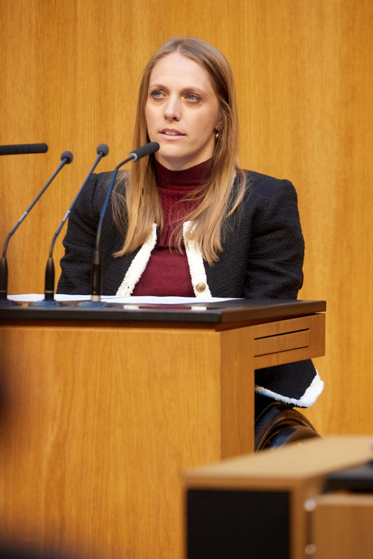 Am Rednerinnenpult: Nationalratsabgeordnete Kira Grünberg (ÖVP)