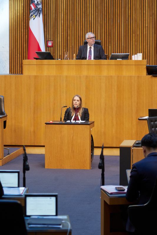 Am Rednerinnenpult: Nationalratsabgeordnete Kira Grünberg (ÖVP)