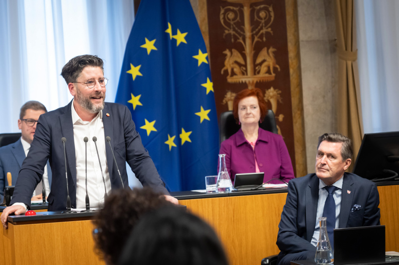 Am Rednerpult Bundesrat Christian Fischer (SPÖ). Auf der Regierungsbank Infrastrukturminister Peter Hanke (SPÖ)