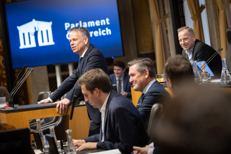 Am Rednerpult Nationalratsabgeordneter Harald Himmer (ÖVP). Auf der Regierungsbank Infrastrukturminister Peter Hanke (SPÖ) und Staatssekretär Alexander Pröll (ÖVP)