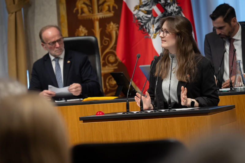 Am Rednerpult Bundesrätin Julia Deutsch (NEOS)