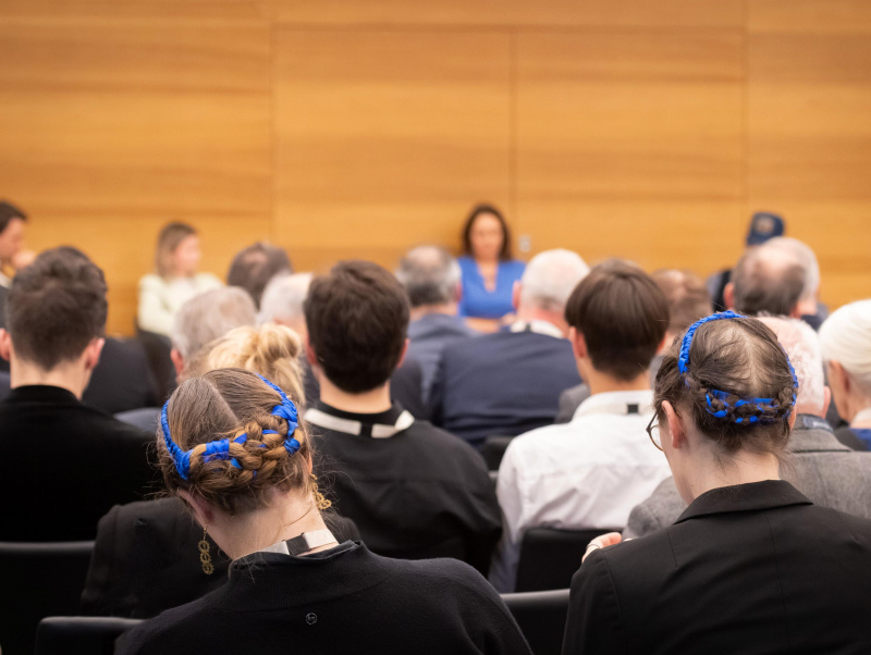 Blick Richtung Veranstaltungsteilnehmer:innen. Teilnehmerinnen mit nordburgenländischem, kroatischem Kopfschmuck