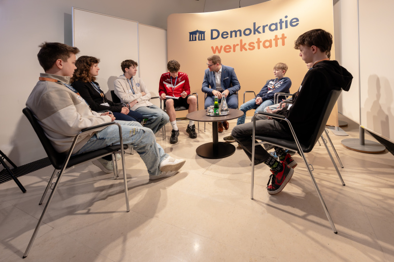 Bundesratspräsident Markus Stotter (ÖVP) im Gespräch mit Schülerinnen und Schülern