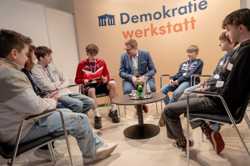 Bundesratspräsident Markus Stotter (ÖVP) im Gespräch mit Schülerinnen und Schülern