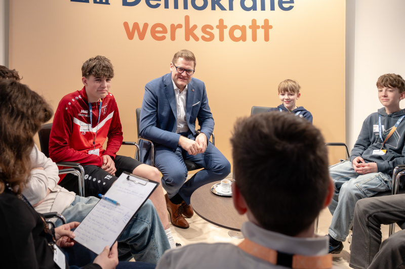 Bundesratspräsident Markus Stotter (ÖVP) im Gespräch mit Schülerinnen und Schülern