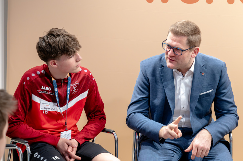 Bundesratspräsident Markus Stotter (ÖVP) im Gespräch mit Schülerinnen und Schülern