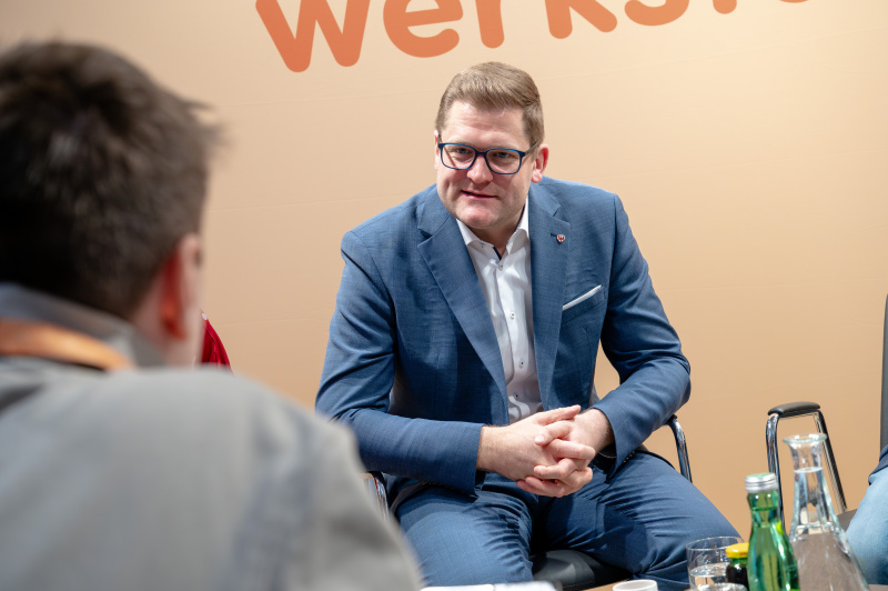 Bundesratspräsident Markus Stotter (ÖVP) im Gespräch mit Schülerinnen und Schülern